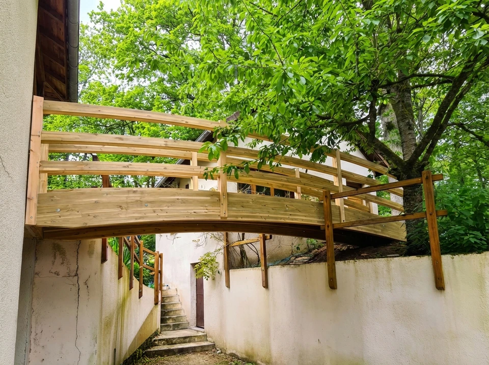 Meuble de cuisine en bois massif avec tiroirs et placards, présentant un veinage naturel apparent et finition artisanale