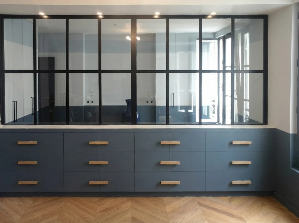 Bureau moderne aménagé sous escalier avec mobilier blanc intégré