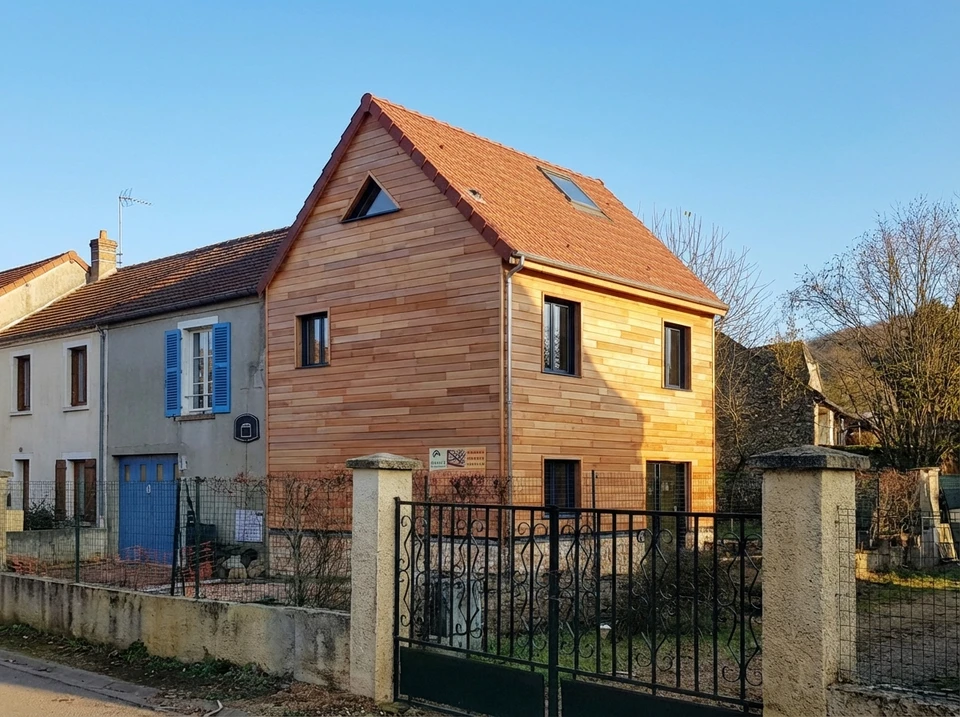 Intérieur d'une structure en bois avec charpente apparente