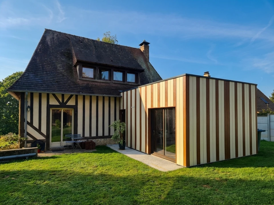 Maison contemporaine à ossature bois avec bardage vertical en lames de bois naturel, située dans un environnement résidentiel verdoyant