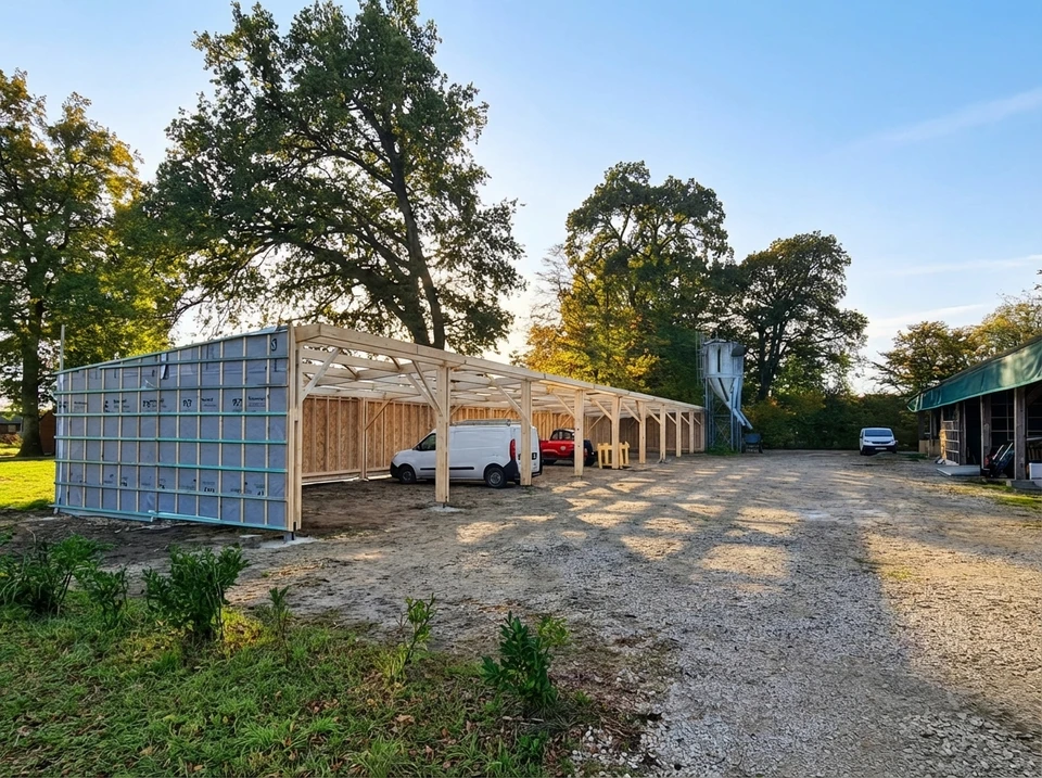 Abri de jardin en bois ouvert sur pelouse verdoyante avec outils de jardinage rangés à l'intérieur