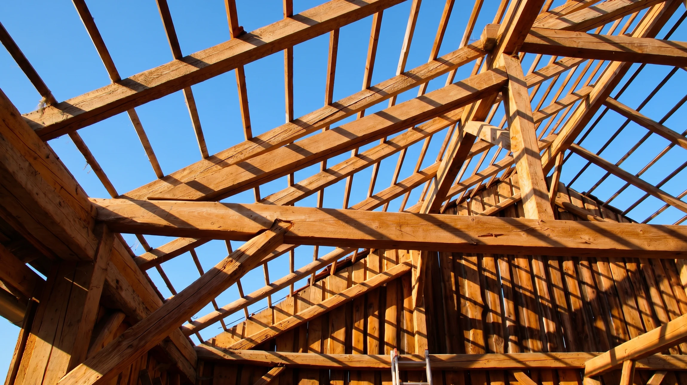 Chantier de construction extérieur avec charpente en bois massif