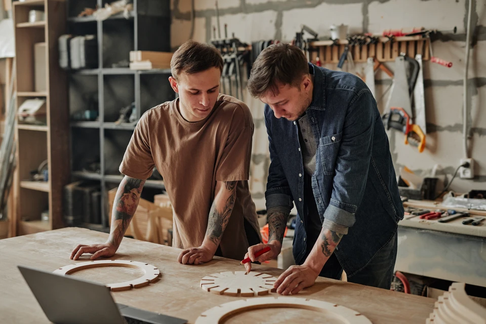 Atelier artisanal avec établi en bois organisé, murs blancs
