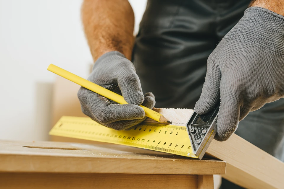 Atelier de menuiserie avec rabot à main en action sur planche de bois, copeaux frais répandus