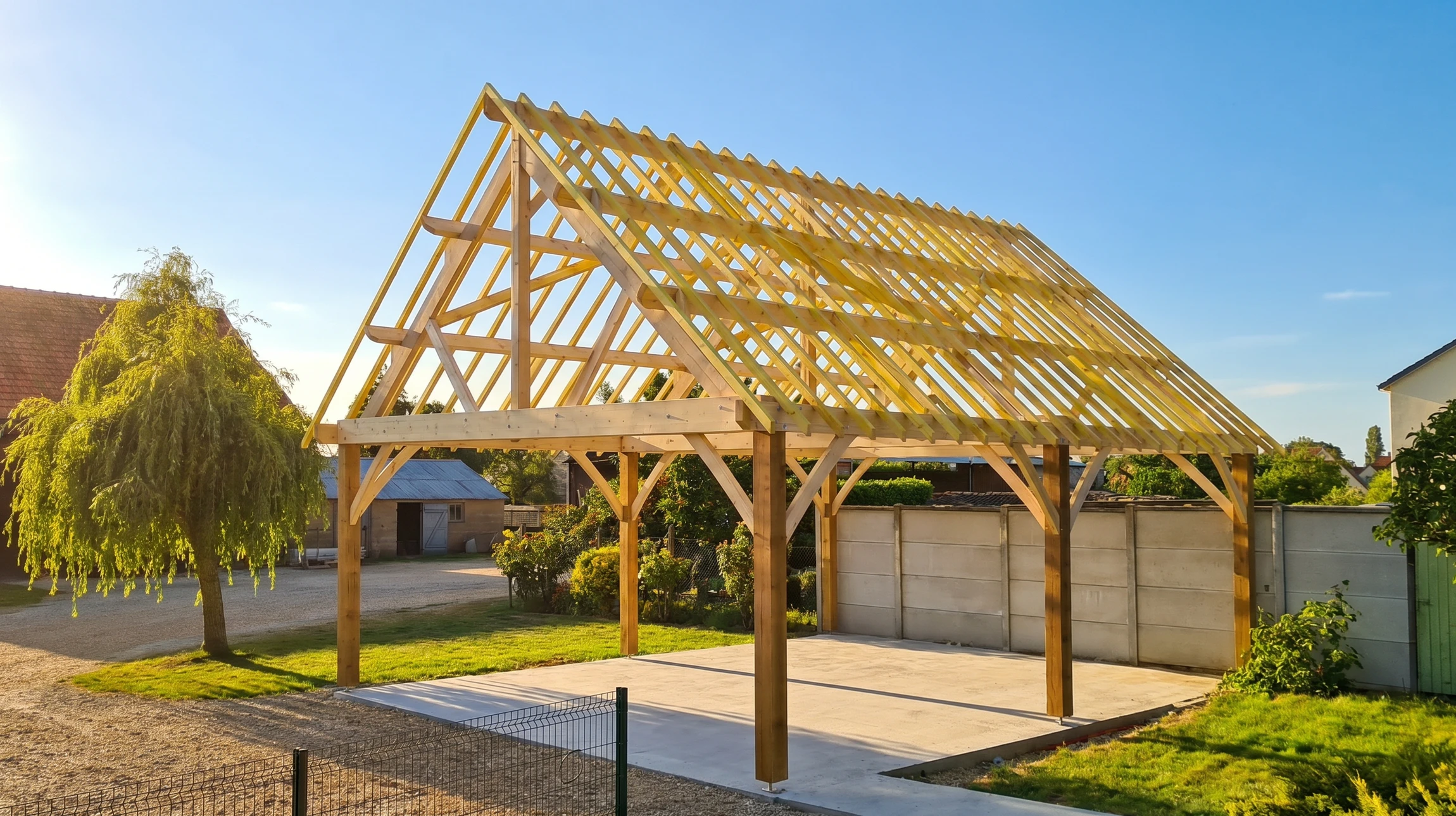 Jardin résidentiel avec abri de jardin en bois naturel à toit bombé, couverture bitumée grise, double porte battante avec ferrures noires