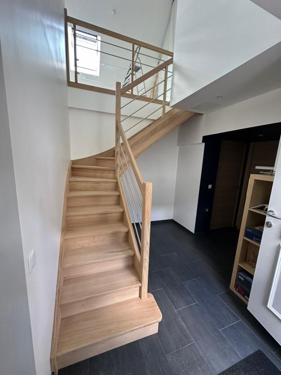Les étapes essentielles de la fabrication d'un escalier sur mesure